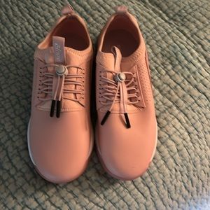 New cloves. Size 7. Peach color.